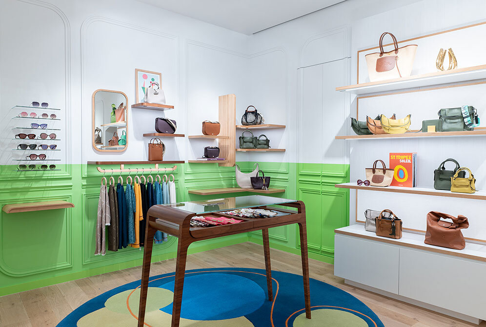 Innenaufnahme des Geschäfts Longchamp in der Altstadt Salzburg | © Carina Brunnauer