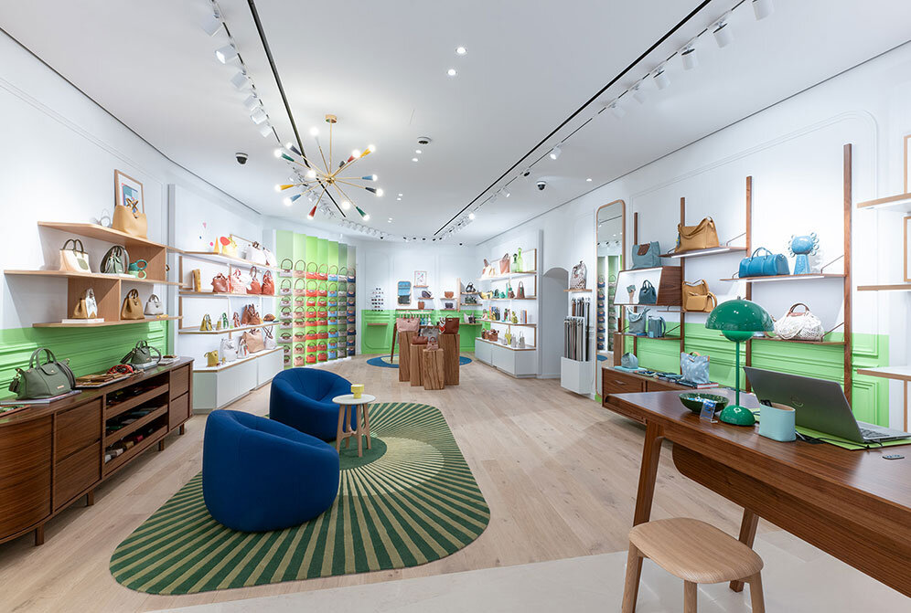 Innenaufnahme des Geschäfts Longchamp in der Altstadt Salzburg | © Carina Brunnauer