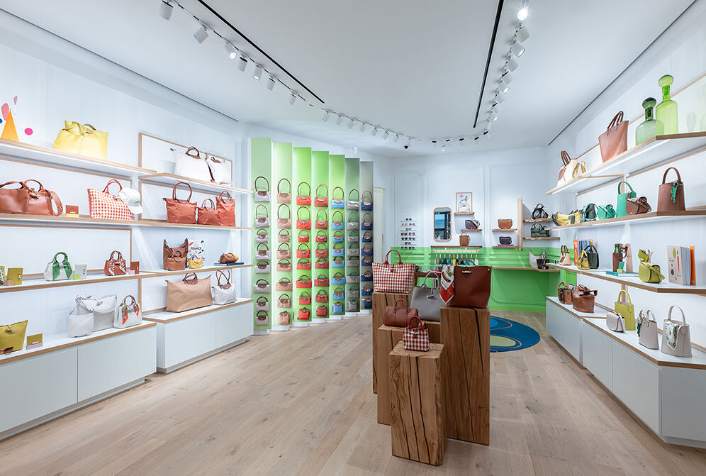 Innenaufnahme des Geschäfts Longchamp in der Altstadt Salzburg | © Carina Brunnauer
