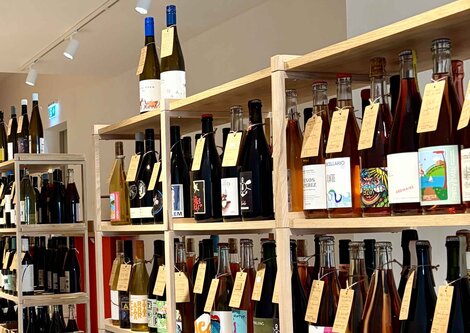 Regale mit Weinflaschen | © Natural Wine Dealers