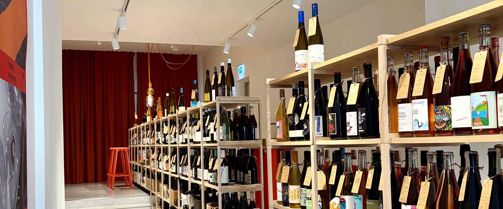 Regale mit Weinflaschen | © Natural Wine Dealers