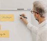 Jemand schreibt auf einem Whiteboard | © Nadine Christine Photography