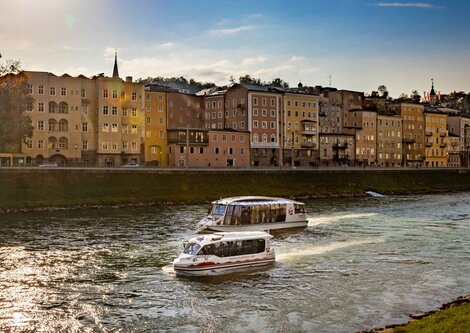 Zwei Schiffe auf der Salzach | © SalzburgHighlights.com