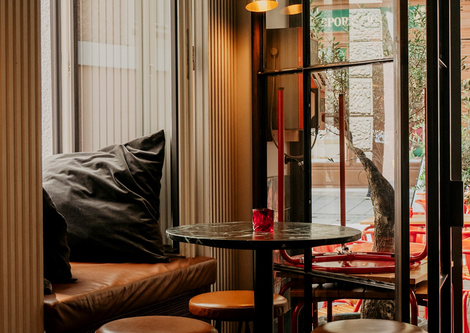 Foto vom Innenraum des Restaurants Superstanza mit Blick auf den Gastgarten. | © Superstanza