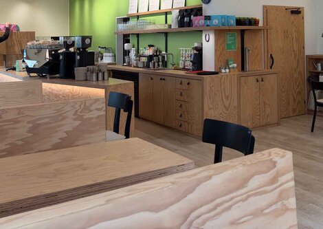 Der Innenraum eines Cafés | © Michaela Ebner
