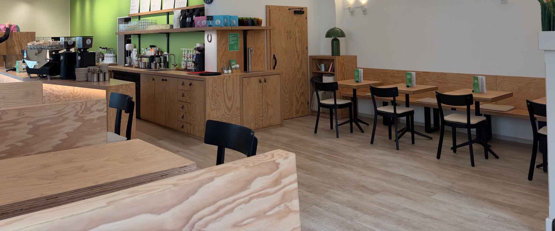 Der Innenraum eines Cafés | © Michaela Ebner