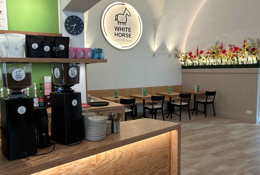 Der Innenraum eines Cafés | © Michaela Ebner
