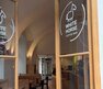 Der Innenraum eines Cafés | © Michaela Ebner