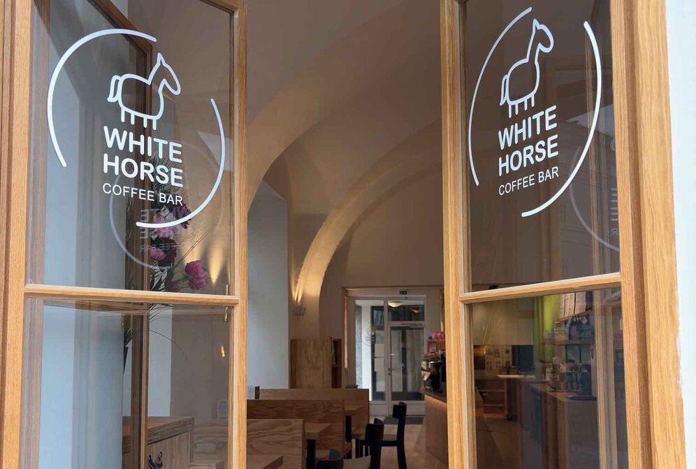 Der Innenraum eines Cafés | © Michaela Ebner