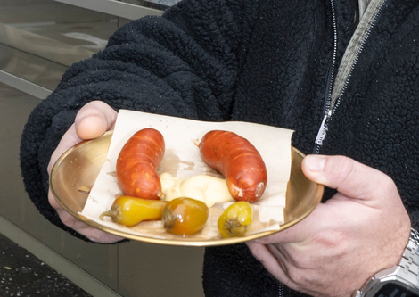 Foto einer Speise vom Würstelstand Zum Goldenen Teller | © Andreas Kolarik