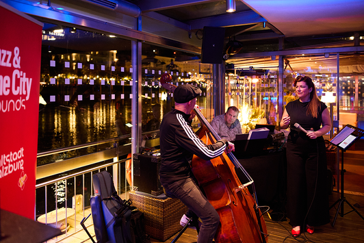 Die Band Jazzbüro tritt im Rahmen von Jazz&TheCity in der Amadeus Salzach Insel-Bar auf.  | © Henry Schulz
