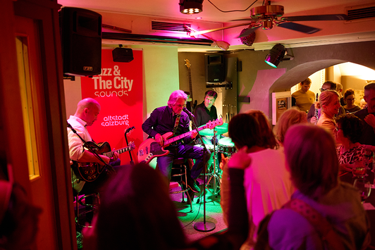 Adi Jüstel sorgt in der Stage Bar für Jazz-Stimmung. | © Henry Schulz