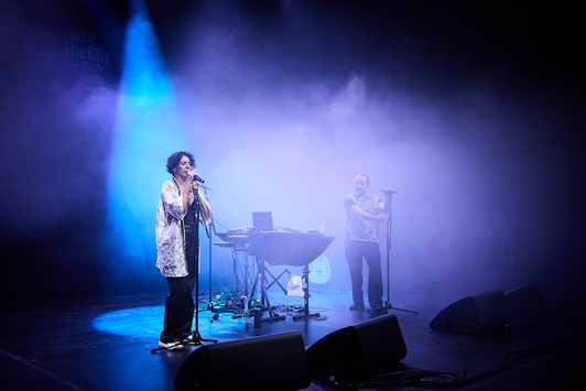 Aita Mon Amour bei Ihrem Auftritt in der Szene Salzburg | © Henry Schulz