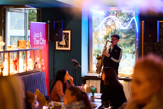 Peter Fürhapter spielt im Restaurant Yazzoon in der Altstadt Salzburg | © Henry Schulz