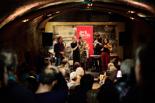Foto der Musiker:innen Pepe Auer, Almut Schlichting, Patrick Pillichshammer, Georg Vogel, Flora Geißelbrecht und Alex Kranabetter | © Henry Schulz