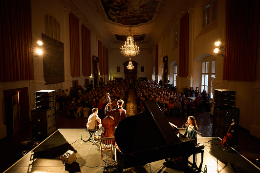 Cosima Schmid Trio auf der Bühne im DomQuartier | © Henry Schulz