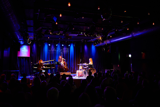 Das Rachel Eckroth Trio auf der Bühne im JazzIt:Music:Club | © Henry Schulz