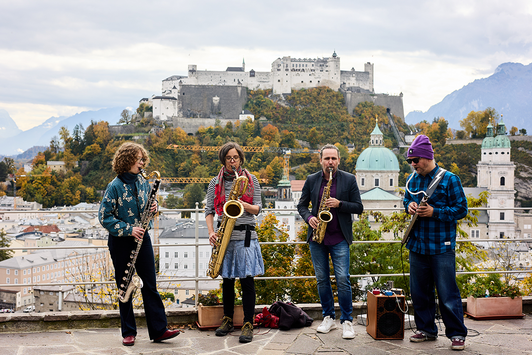 Pepe Auer, Almut Schlichting und Anna Koch spielen beim Kapuzinerkloster Salzburg | © Henry Schulz