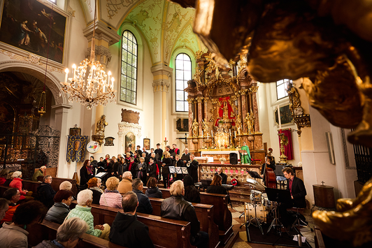 Der Galiläachor und Müllner Cantorey beim Gottesdienst in der Pfarrkirche Mülln | © Henry Schulz