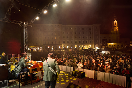 Raphael Wressnig spielt ein Konzert auf der Bühne am Residenzplatz in Salzburg | © Henry Schulz