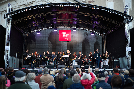 Die Borromäum Big Band (Tripple BBB) bei ihrem Konzert am Residenzplatz Salzburg | © Henry Schulz