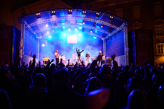 Die Band Pambelé auf der Bühne am Residenzplatz in Salzburg | © Henry Schulz