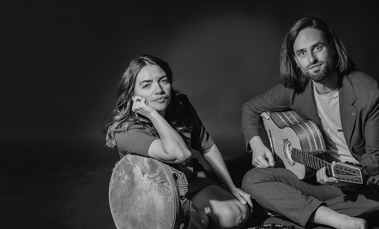 Foto von den Musiker:innen Hiriam Salsano und Marcello De Carolis | © Vito D_Andrea