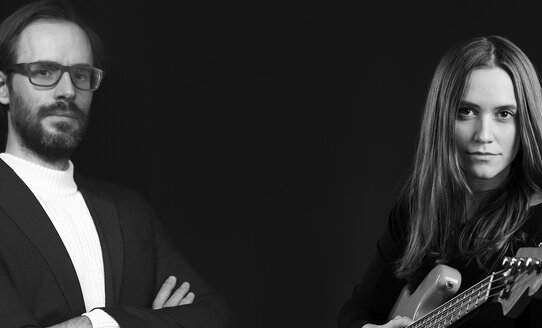 Foto von den Musiker:innen David Helbock und Julia Hofer. | © Maria Frodl