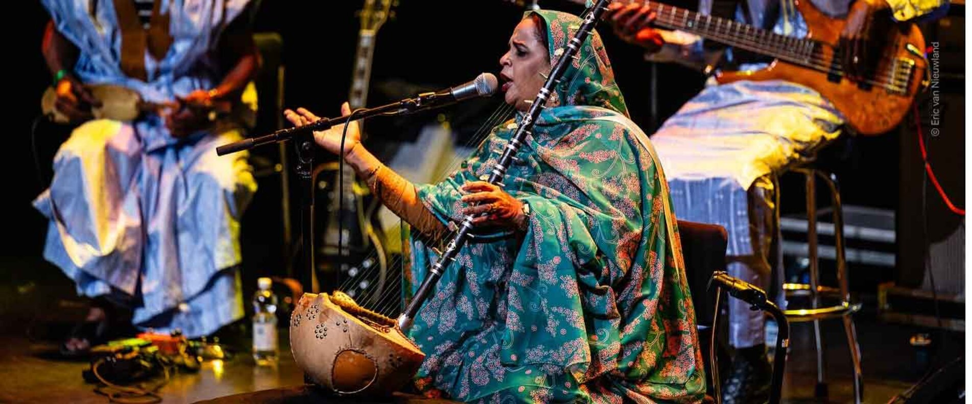 Noura Mint Seymali mit einem Musikinstrument | © Eric Van Nieuwland
