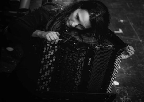 Eine Musikerin mit Akkordeon | © Mostra Sonora Sueca