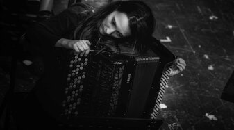 Eine Musikerin mit Akkordeon | © Mostra Sonora Sueca