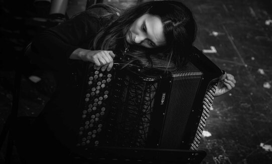 Eine Musikerin mit Akkordeon | © Mostra Sonora Sueca