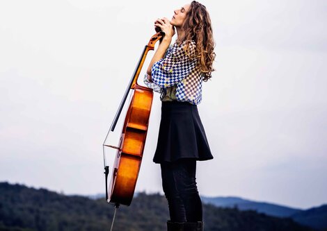 Eine Musikerin mit Cello | © Julia Wesely
