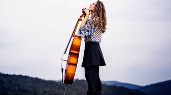Eine Musikerin mit Cello | © Julia Wesely