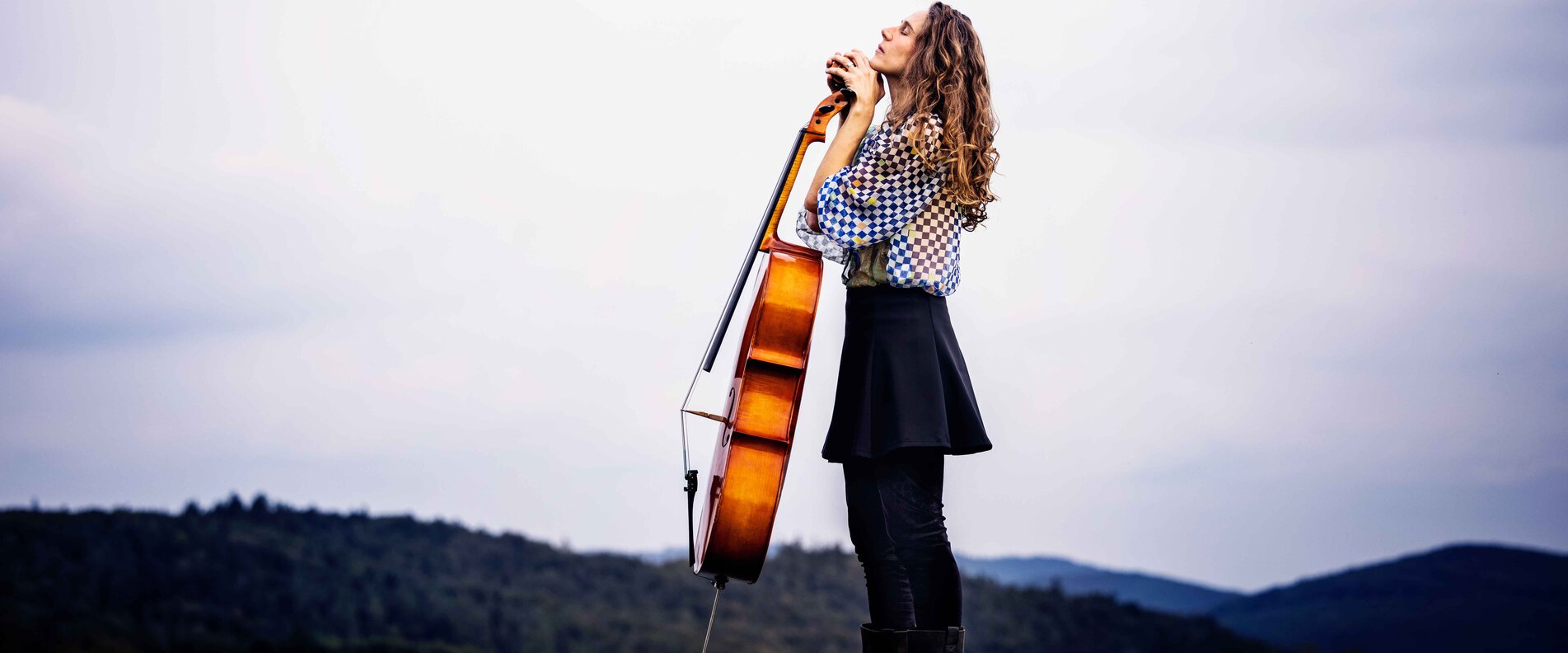 Eine Musikerin mit Cello | © Julia Wesely