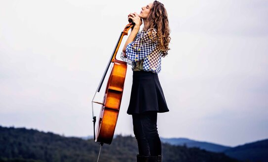 Eine Musikerin mit Cello | © Julia Wesely