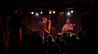 Ein Kontrabassist und ein Gitarrist | © natosbornmusic