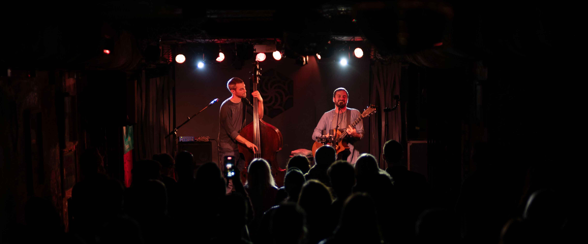 Ein Kontrabassist und ein Gitarrist | © natosbornmusic