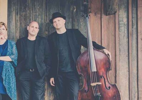Vier Musiker und ein Kontrabass | © Sabine Kirchner