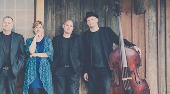 Vier Musiker und ein Kontrabass | © Sabine Kirchner
