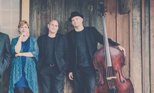 Vier Musiker und ein Kontrabass | © Sabine Kirchner