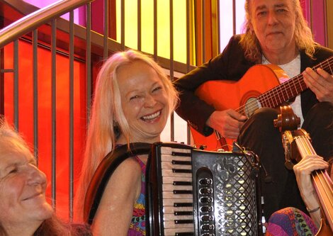 Eine Band mit verschiedenen Instrumenten | © Maria de Cillia