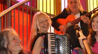 Eine Band mit verschiedenen Instrumenten | © Maria de Cillia