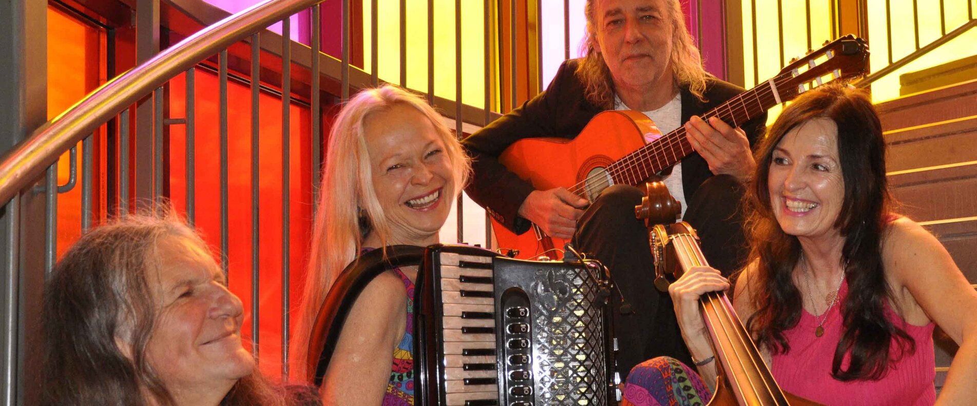 Eine Band mit verschiedenen Instrumenten | © Maria de Cillia