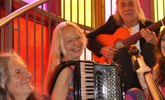 Eine Band mit verschiedenen Instrumenten | © Maria de Cillia