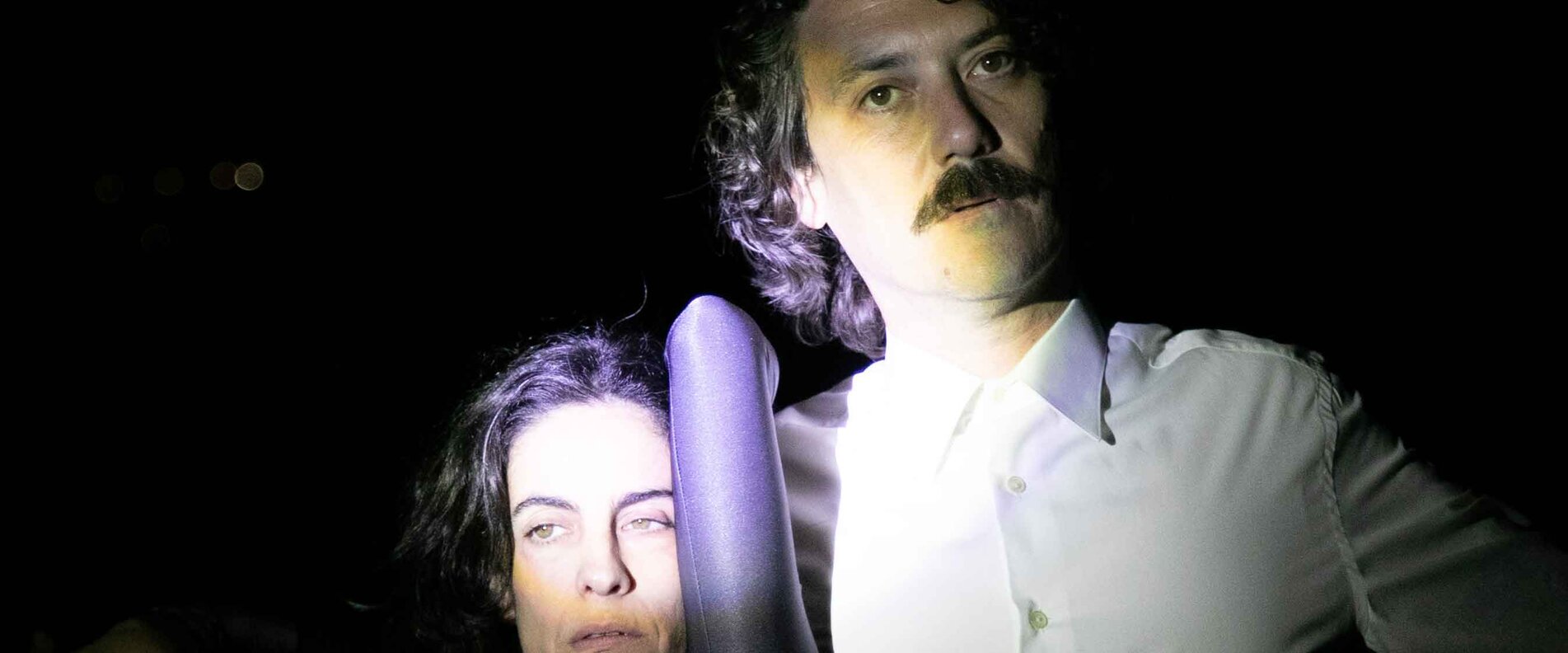 Ein Jazz-Duo posiert im Dunkeln | © Tamara de la Fuente