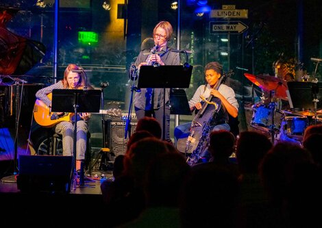 Ein Quintett mit Instrumenten auf der Bühne | © Don Dixon