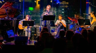 Ein Quintett mit Instrumenten auf der Bühne | © Don Dixon