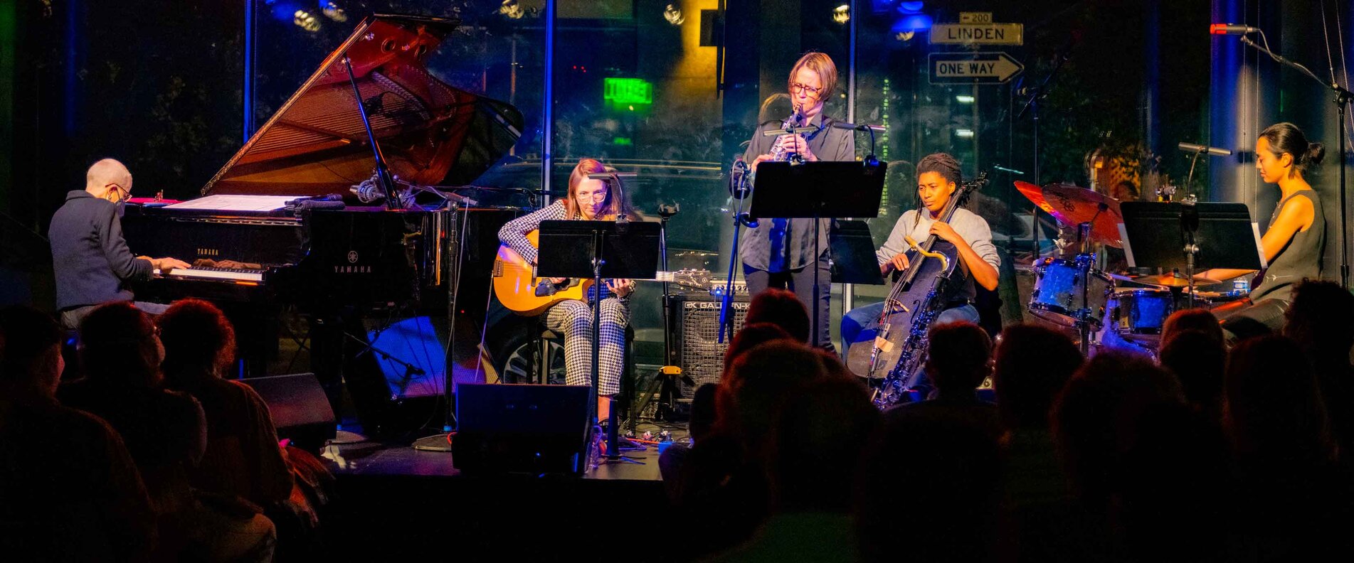 Ein Quintett mit Instrumenten auf der Bühne | © Don Dixon