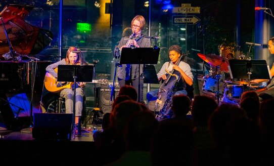Ein Quintett mit Instrumenten auf der Bühne | © Don Dixon